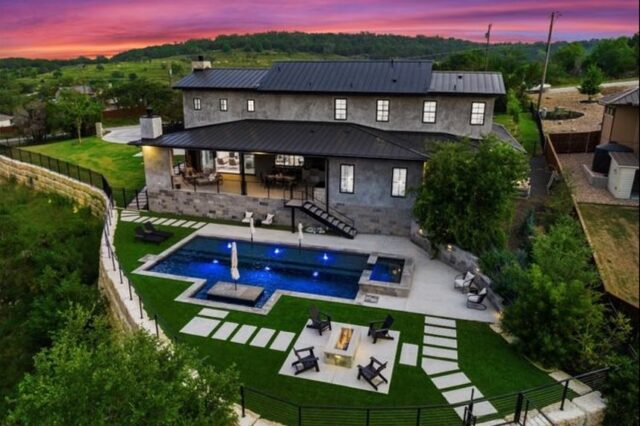 SOLD 🏡 
Represented Buyer 🧍‍♂️ 
Spicewood, #Texas
.
Check out this stunning home my clients just snagged 👀 
.
.
.
@west.horn @marcusjroper @natalie.b.roper @renovate.your.realestate #closed #sold #westhorn #marcusroper #spicewood #austin #newconstruction #new #newhome #realtor #realtorlife